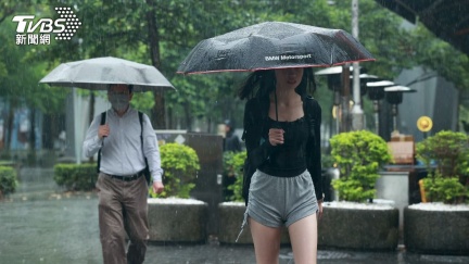 鋒面接力全台溼答答　週六雨最大「北宜花」防雷雨