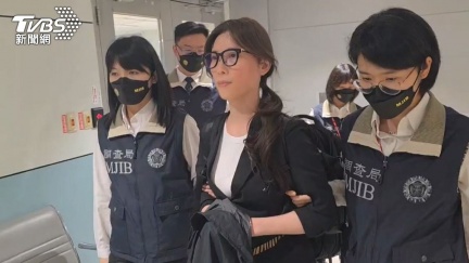 逃加拿大7年！貴婦奈奈抵台上銬　尷尬笑了