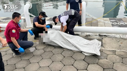 高雄流行音樂中心浮出屍僵男　身分待確認