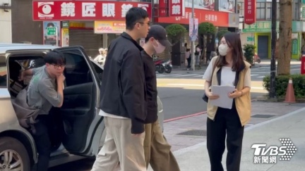 閃兵案擴大！警帶回舞台劇演員黃博石　李銓到案