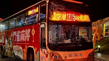 國光客運桃機出發秒自撞「玻璃碎滿地」　30國內外乘客送醫