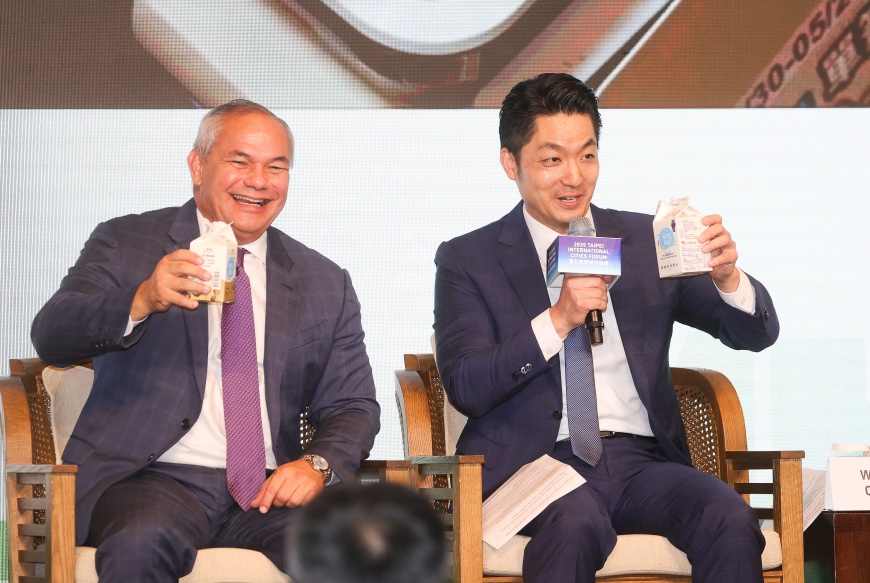 台北市長蔣萬安出席台北國際城市論壇，說明「鮮奶週報－生生喝鮮奶」等政策。（圖／中央社）