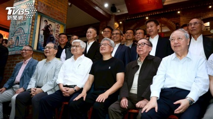「兆元宴」餐前大合照！　黃仁勳讚：世界上最棒的CEO們
