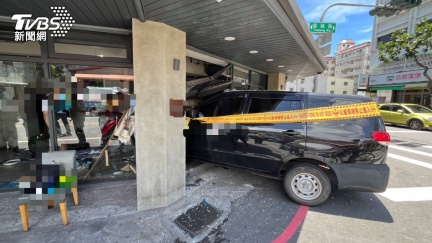 花蓮廂型車暴衝「撞進早餐店」　13人輕重傷