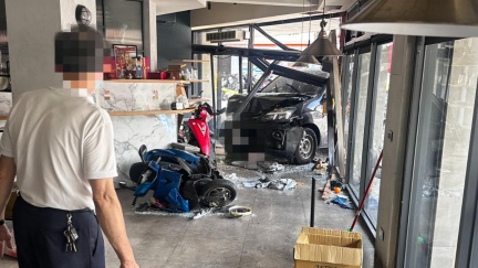 花蓮廂型車暴衝「撞進早餐店」　13人輕重傷