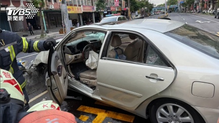 三峽北大國小門口車輛暴衝撞人群　12傷4無生命跡象