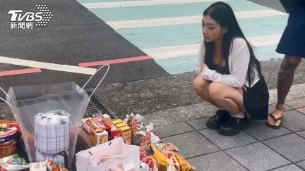慟！深夜重回三峽3死車禍現場　民眾帶鮮花、點蠟燭哀悼