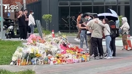 三峽3死車禍招魂　女學生親友抱「小熊娃娃、粉色洋裝」痛哭
