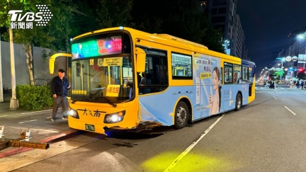 北市公車撞護欄衝人行道　2乘客受傷急送醫