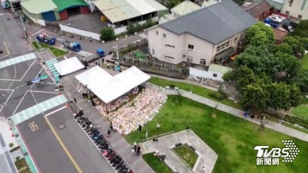 空拍畫面曝　三峽車禍民眾湧入悼念祭品占公園一半
