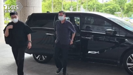 鄭文燦涉貪案再開庭　面容消瘦「滿頭白髮」快步出庭　