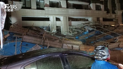 新北市豪雨釀禍　中和工地鷹架倒塌砸3車畫面曝