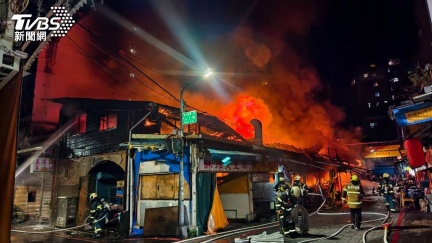 華西街凌晨大火！木造建物助長火勢　濃煙密布爆炸聲不斷