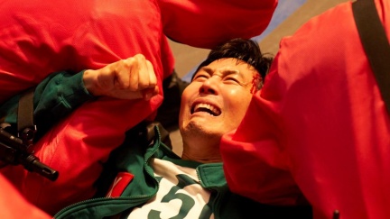 《魷魚遊戲3》上線倒數！李政宰進棺材　新遊戲竟是超大扭蛋