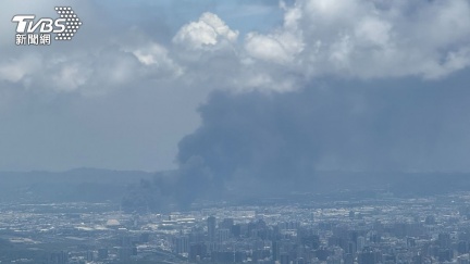 獨／仁武塑膠工廠大火　壽山外海清晰見恐怖濃煙吞高雄