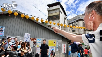 蔣萬安站台賴士葆遇鬧場　民眾比讚嗆「大罷免大成功」
