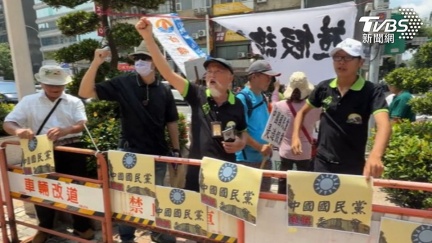 轟死亡連署　獨派衝藍黨中央貼「造假總部」