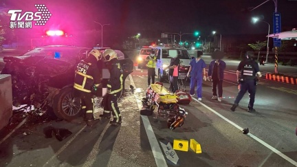 台中深夜「死亡車禍」！　撞橋墩車全毀