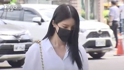 王大陸涉教唆黑幫討債！女友今遭傳喚　快步進地院