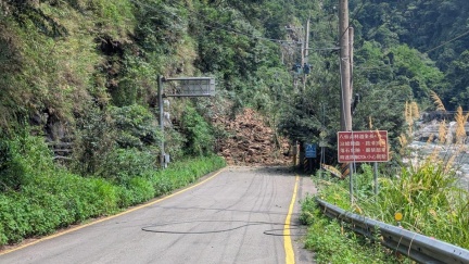 八仙山遊樂區入口坍方！土石塌道路斷　近百人受困急休園