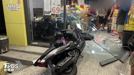 東海商圈暴衝！爸誤催油門撞店　母女目睹愣了