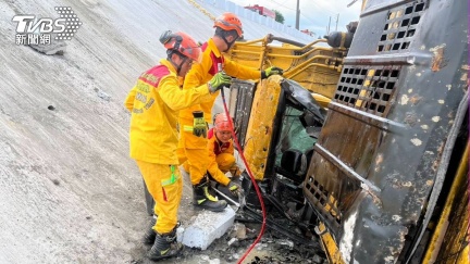 屏東怪手墜河堤　駕駛遭重壓「受困2小時」身亡