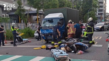 板橋嚴重車禍！機車群等紅燈遭貨車追撞　4人輕重傷