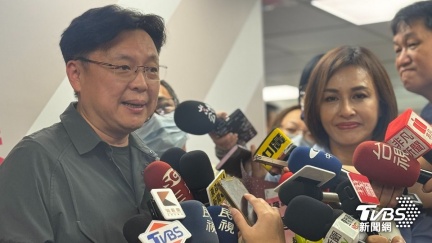 邱議瑩高雄競總成立　趙天麟現身獻「議邁相承」花束