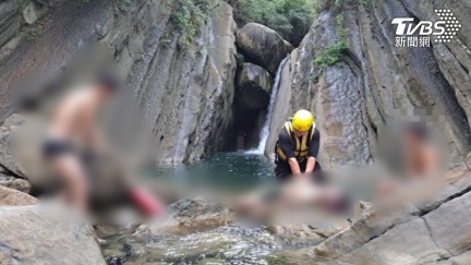 台南秘境「千層岩瀑布」溺水　20歲男躺巨石無心跳