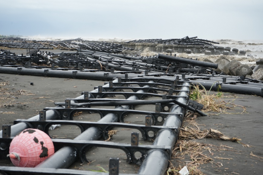 佳冬外海光電浮台遭颱風打散遍布沿岸。（圖／中央社）