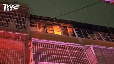 市場旁火警！高雄鳥松透天民宅竄烈焰　一家8口驚魂