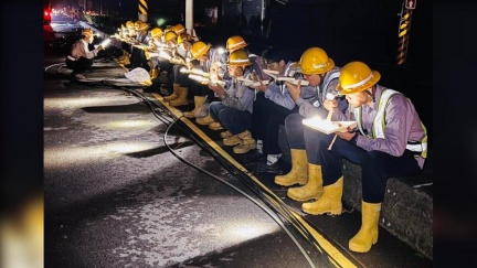 颱風過後...台電連夜搶修　這張照兩萬人淚喊辛苦了
