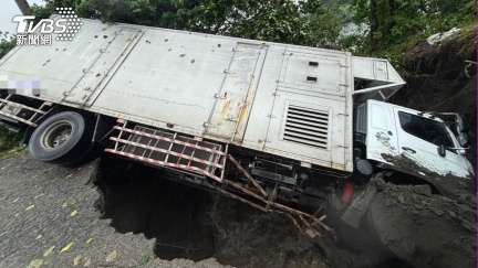 彰化暴雨炸出天坑？大貨車遭吞入地面　車半身全埋