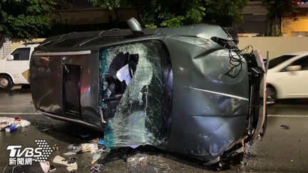 暴雨太猛台中人孔蓋遭炸浮　休旅車撞上90度「冰掐」