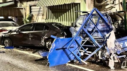桃園漢光演習！戰車深夜擦撞路邊4車　慘況曝光