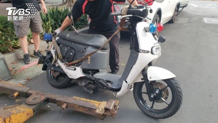 中山分局警騎車鳴笛執勤遭撞！安全帽噴飛　送醫搶救中