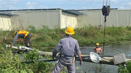台電員工泡水救倒斷電桿　妻見尪工作照淚崩：7天沒回家