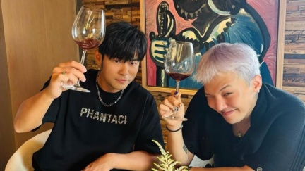 周杰倫世紀合體GD私下互動曝光　在豪宅舉杯溝通