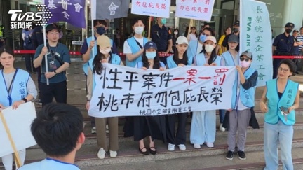 控「育嬰留停」影響調薪　逾60名長榮空服員抗議