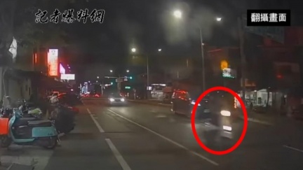 新畫面曝光！網紅鳳梨座車遭開槍掃射　槍手3秒狂轟