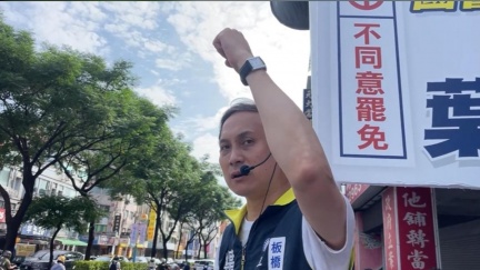 葉元之街頭遇嗆聲　婦人騎車比倒讚「往他臉上吐口水」