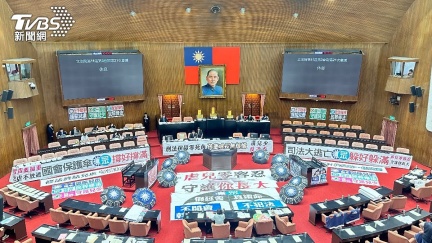 「我先到的！」綠白議場卡位　互撕文宣狠嗆流氓