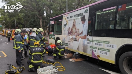 總統官邸旁行人遭公車輾壓　無生命跡象送醫