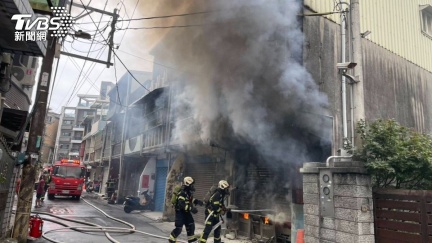 桃園鐵皮建築起火竄濃煙！神壇、車輛全燒毀　1人雙手燒燙傷
