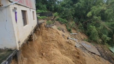 台南豪雨掏空地基　車庫滑落10層樓高山坡
