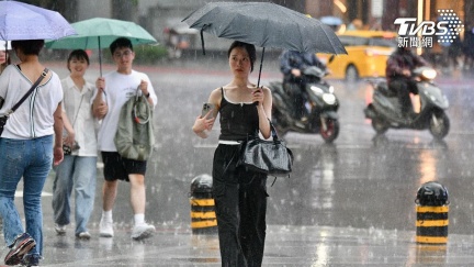 楊柳颱風估「明晨升中颱」　連2天雨下到紫爆