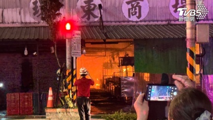 中壢環東市場火災狂傳爆炸聲　黑煙猛竄現場畫面曝