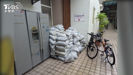 午後暴雨水淹進立法院　藍委辦公室急拿沙包擋