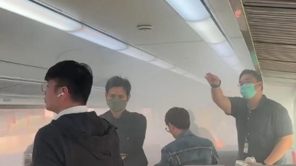 台鐵自強號竄濃煙　行動電源自燃車廂白茫一片