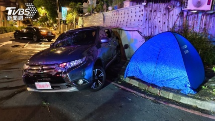 計程車違規左轉遭猛撞　後座17歲少女噴飛車外慘死
